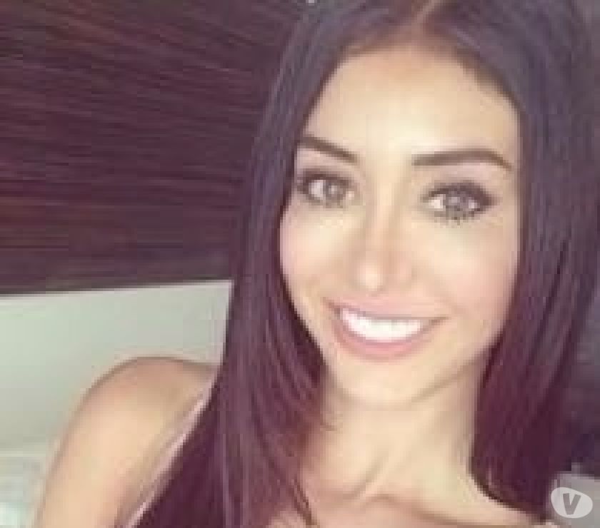 Belle brune reçoit avec classe